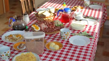 Breakfast and dinner served, local cuisine