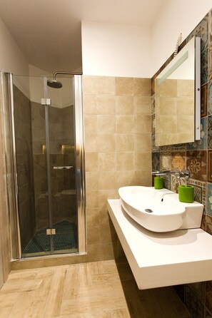 Standard Room, Balcony (95) | Bathroom | Shower, rainfall showerhead, free toiletries, hair dryer - B&B Shining (Avola)