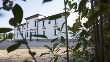 Fachada da propriedade à noite