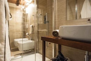 Junior-Suite, 1 Doppelbett und Schlafsofa, Flussblick | Badezimmer