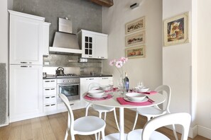 Appartement, 1 chambre | Cuisine privée | Grand réfrigérateur, four, plaque de cuisson, cafetière/bouilloire