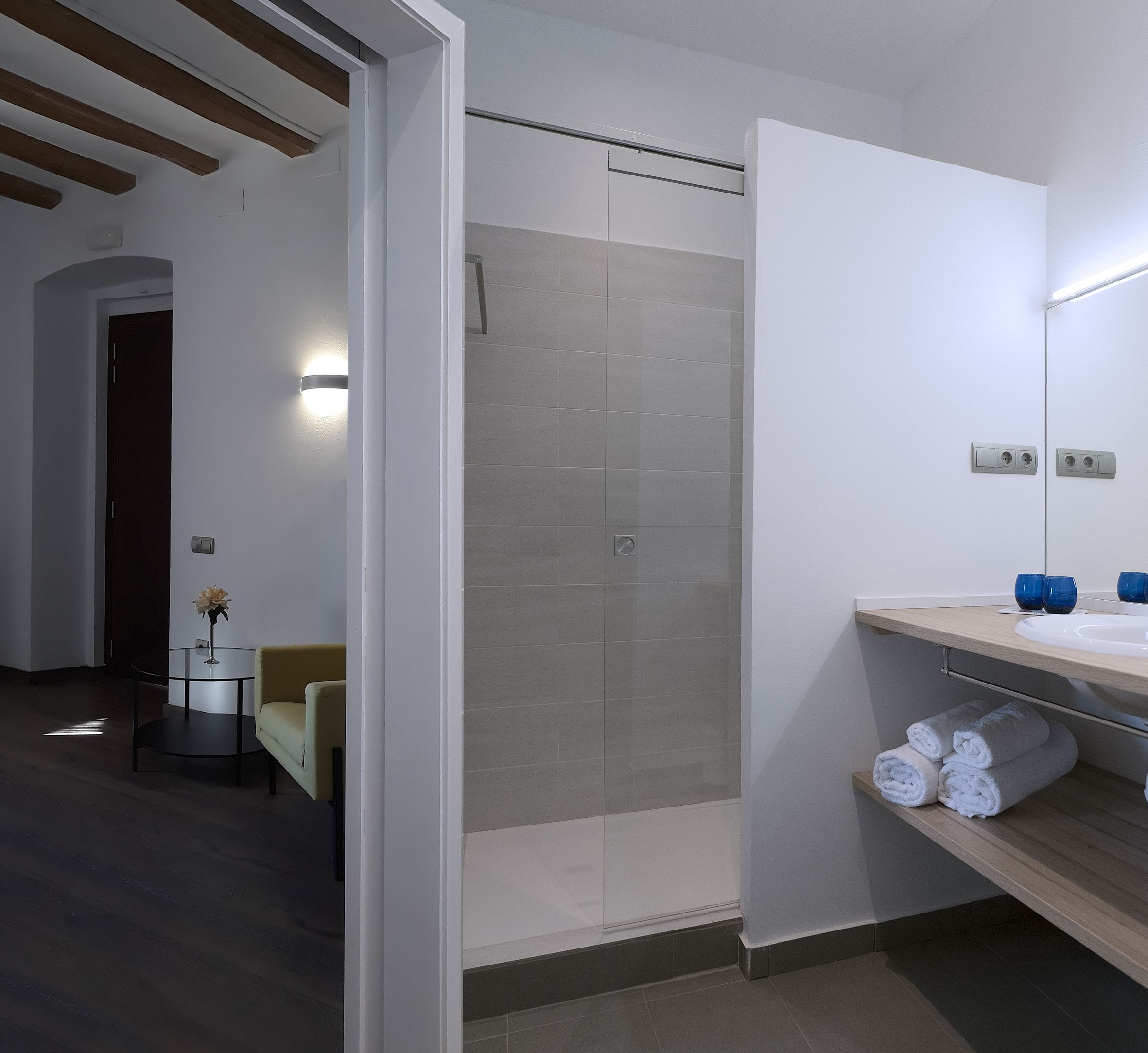 Habitación con 2 camas individuales, vistas a la montaña | Baño | Ducha, artículos de higiene personal gratuitos y secador de pelo
