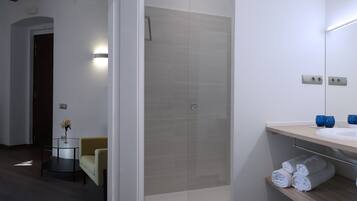 Habitación con 2 camas individuales, vistas a la montaña | Baño | Ducha, artículos de higiene personal gratuitos y secador de pelo