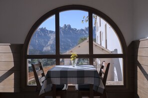 بوفيه فطور مجانًا يوميًا