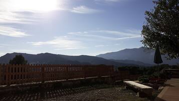 Habitación con 2 camas individuales, vistas a la montaña | Vistas desde la habitación