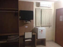 Frigobar, escrivaninha, ferros/tábuas de passar roupa, Wi-Fi de cortesia