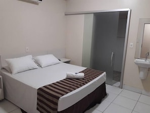 Minibar, bureau, fer et planche Ă repasser, Wi-Fi gratuit