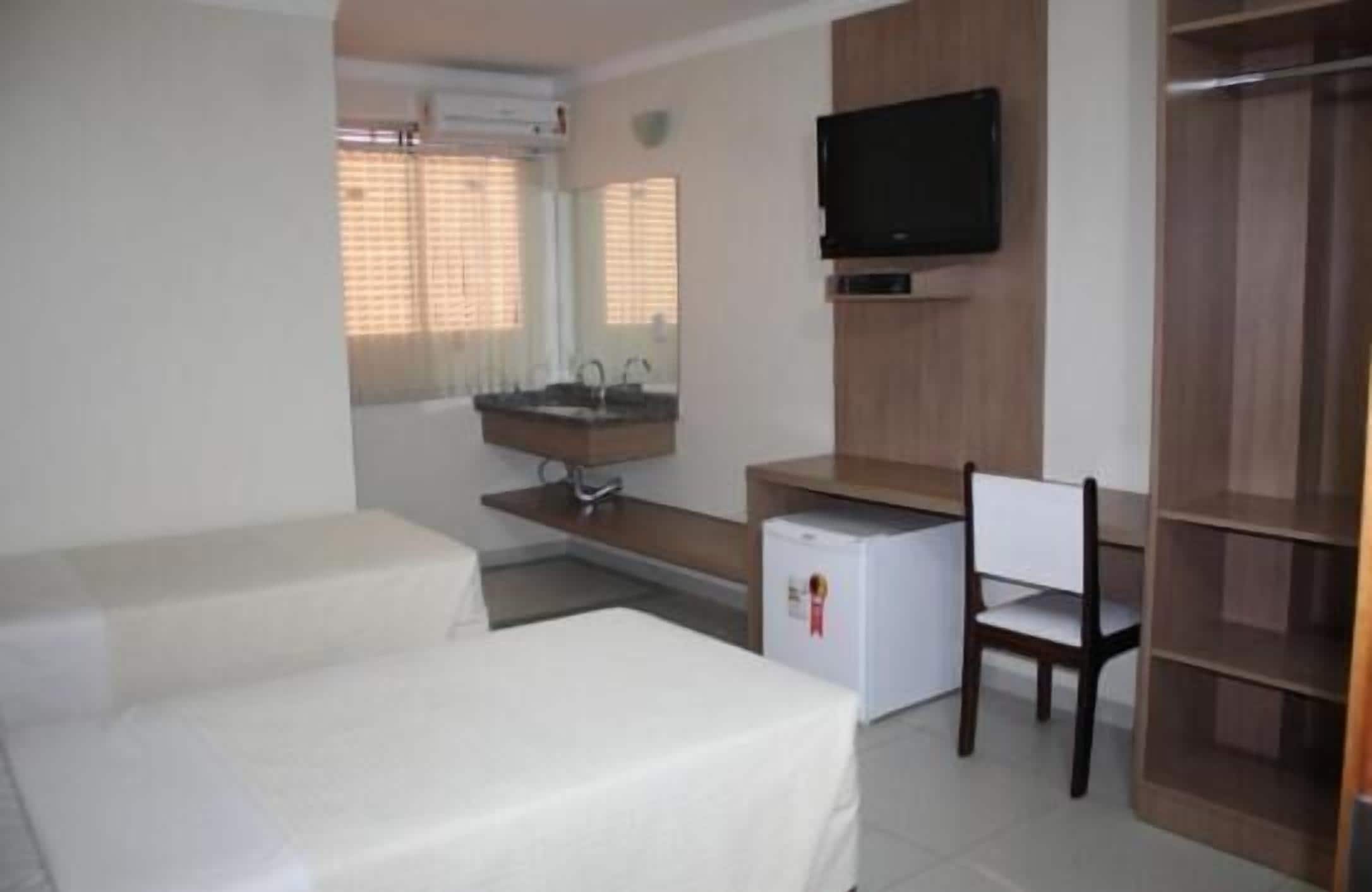 Frigobar, escrivaninha, ferros/tábuas de passar roupa, Wi-Fi de cortesia