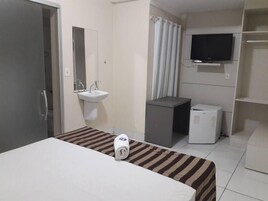 Quarto casal, 1 cama de casal | Frigobar, escrivaninha, ferros/tábuas de passar roupa, Wi-Fi de cortesia