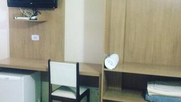 Frigobar, escrivaninha, ferros/tábuas de passar roupa, Wi-Fi de cortesia