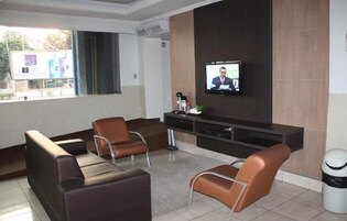 Área de estar no saguão