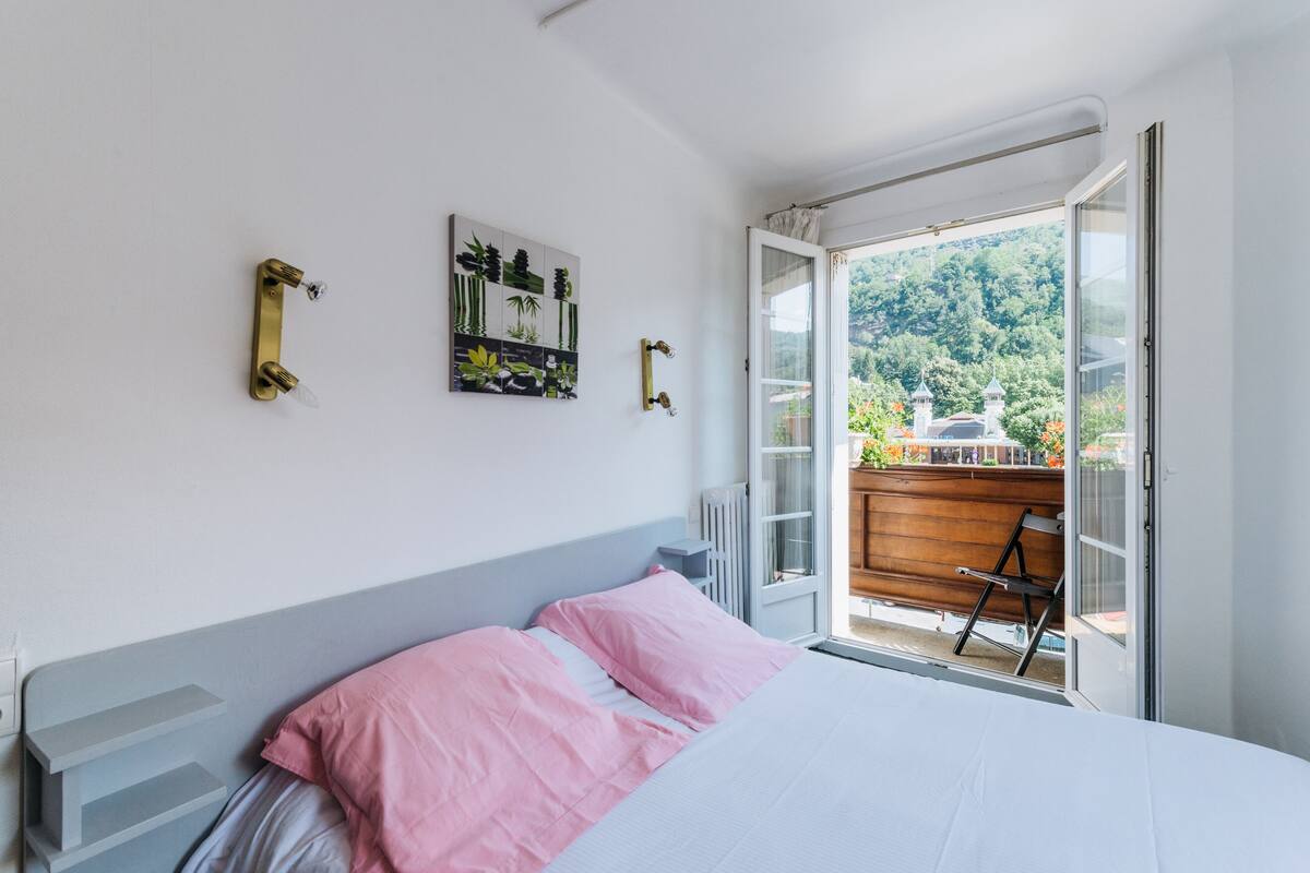 Double Room, Bathtub | Individually decorated, individually furnished, cots/infant beds