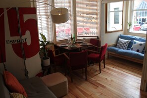 Appartement Ville, 1 lit double et 1 canapé-lit, vue mer | Restauration dans la chambre