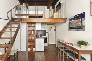 Apartamento, 1 quarto | Área de estar | Smart TV 32 polegadas com canais digitais, TV