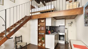 A compact kitchen with a built-in oven and a small dining area. - Lambertesca il Cuore di Firenze (Florence)