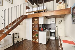 アパートメント 1 ベッドルーム | リビング エリア | 32 インチのスマートテレビ (デジタル放送視聴可)、テレビ