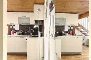 Departamento, 1 habitación | Cocina privada | Refrigerador con congelador, parrilla de estufa y tetera eléctrica 