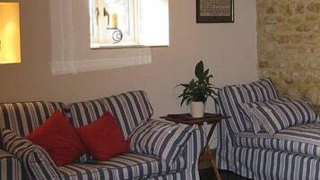 Double Room, 1 Double Bed, Non Smoking (The Snug) | Living area | Flat-screen TV