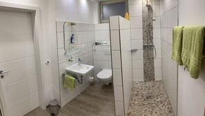 Apartamento, 1 cama doble con sofá cama (incl. end cleaning fee €35) | Baño