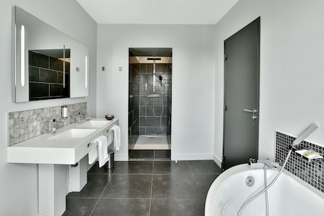 Junior Suite | Bathroom | Free toiletries, hair dryer, bathrobes, slippers. Hôtel Joyet de Maubec