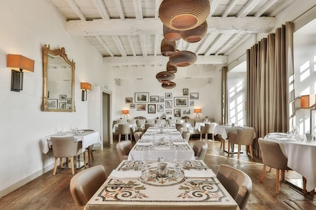 Lunch and dinner served, local cuisine. Hôtel Joyet de Maubec