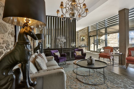 Lobby sitting area. Hôtel Joyet de Maubec