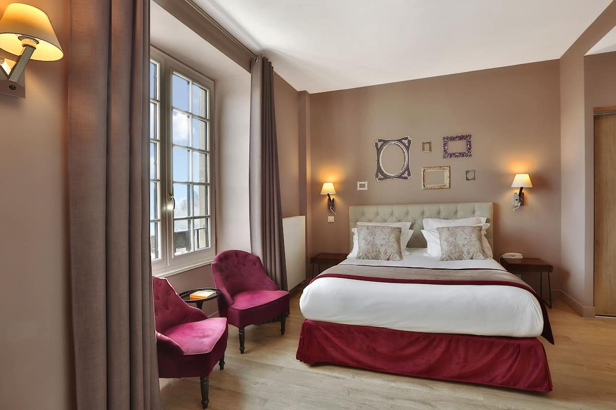 Comfort tweepersoonskamer | Een minibar, een kluis op de kamer, een bureau, geluiddichte muren
