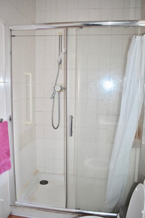Separate bathtub and shower, free toiletries - 4 Bedroom Famility House Near Level Park (Brighton)