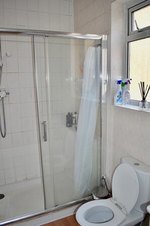 Baignoire et douche séparées, articles de toilette gratuits