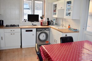 Lemari es, microwave, dan mesin pencuci piring