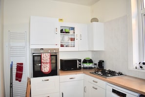 Fridge, microwave, dishwasher, cookware/dishes/utensils