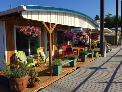 Peaceful Retreat on the Columbia in the Heart of the Portland Vancouver Area