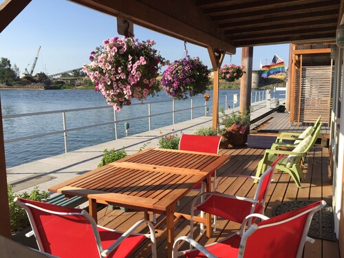 Peaceful Retreat on the Columbia in the Heart of the Portland Vancouver Area