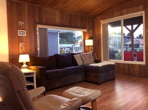 Een televisie, een open haard, boeken en een stereo