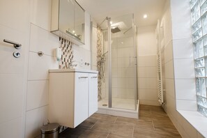 Apartment, 1 Double Bed and Sofa, Balcony (incl. end cleaning fee 20 EUR) | Bathroom shower - Ferienapartment in Zwingenberg (Zwingenberg)