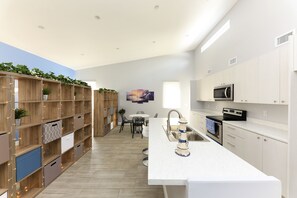 Frigorifero con congelatore, microonde, forno, piano cottura