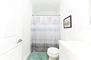 Een diep bad, een regendouche, handdoeken