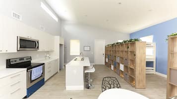 Full-size fridge, microwave, oven, stovetop