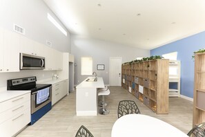 Een koelkast/vriezer, een magnetron, een oven, een kookplaat