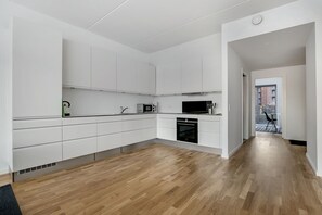 Refrigerador con freezer, horno, placa de cocina, lavavajillas