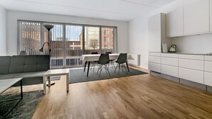 Apartamento, 3 habitaciones | Sala de estar | Una televisión