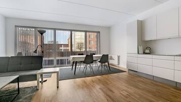 Apartment, 3 Bedrooms | Living room | TV