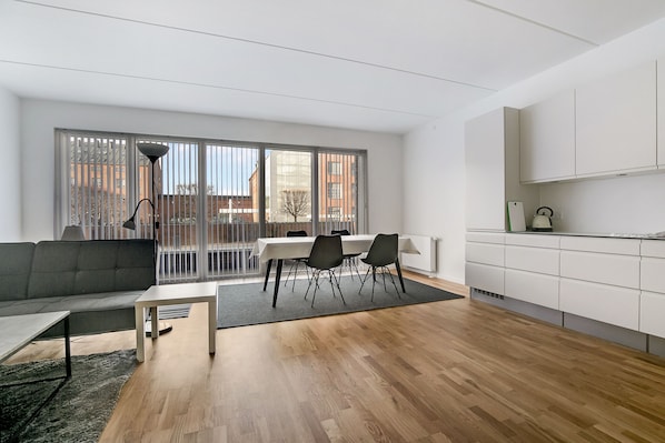 Appartement, 3 chambres | Salle de séjour | Téléviseur