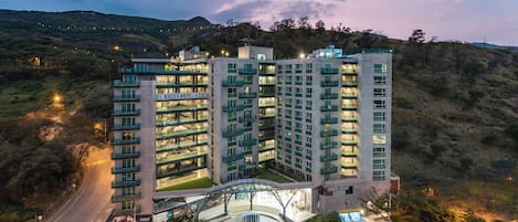 Fachada de la propiedad por la tarde o noche