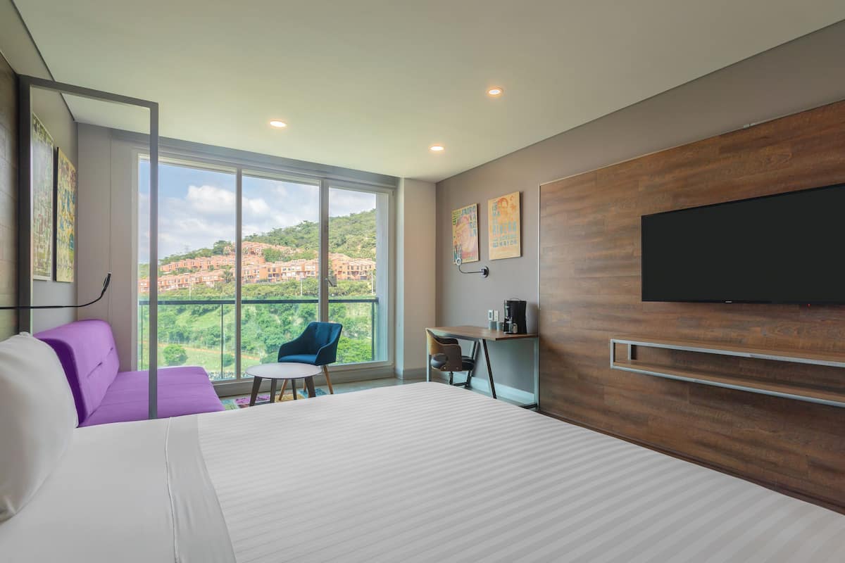 Standard Room, 1 King Bed | 1 bedroom, premium bedding, memory-foam beds, minibar