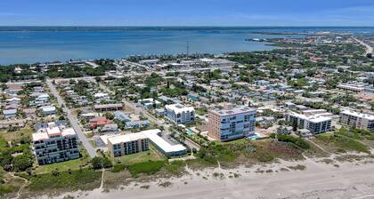 RIGHT ON THE BEACH!! Rockets and Cruise Ships! Kid and pet friendly, 2Br.