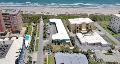 RIGHT ON THE BEACH!! Rockets and Cruise Ships! Kid and pet friendly, 2Br.