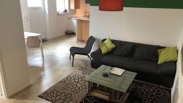 Apartment, 1 Queen-Bett und Schlafsofa, Gartenblick (inkl. Endreinigungsgebühr €35) | Wohnbereich | Flachbildfernseher