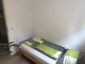 Appartement, 1 queensize bed met slaapbank, uitzicht op tuin (incl. end cleaning fee €35) | Babybedden, gratis wifi, beddengoed