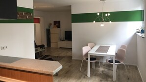 Appartement, 1 grand lit et 1 canapé-lit, vue jardin (incl. end cleaning fee €35) | Restauration dans la chambre